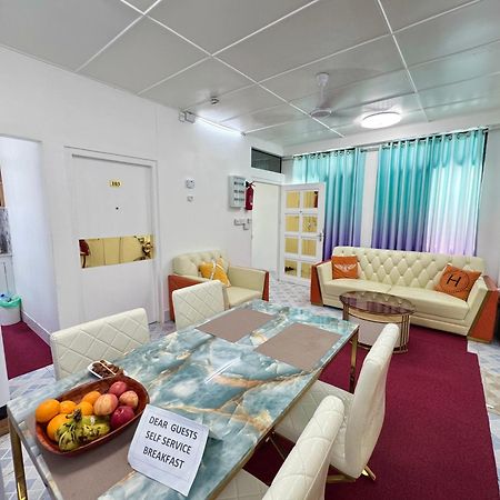 Ontrack Travel Apartment Male Bagian luar foto