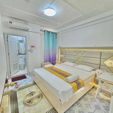 Ontrack Travel Apartment Male Bagian luar foto