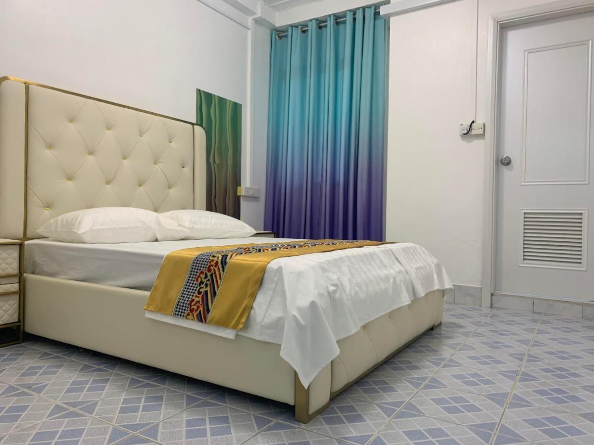 Ontrack Travel Apartment Male Bagian luar foto