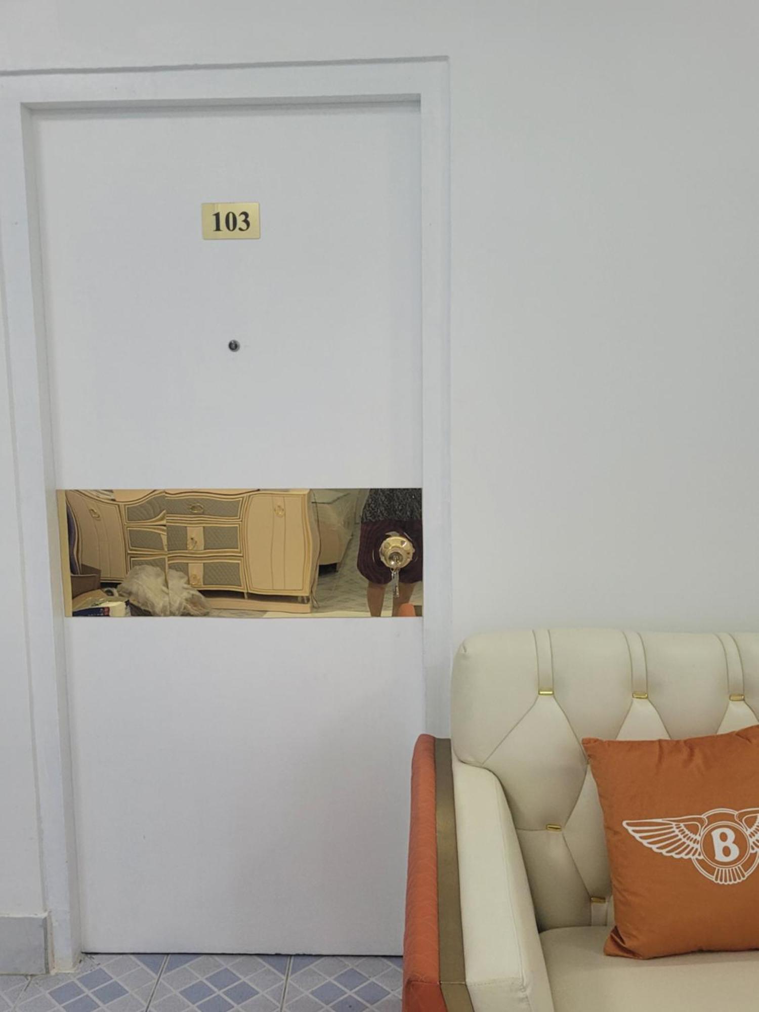 Ontrack Travel Apartment Male Bagian luar foto