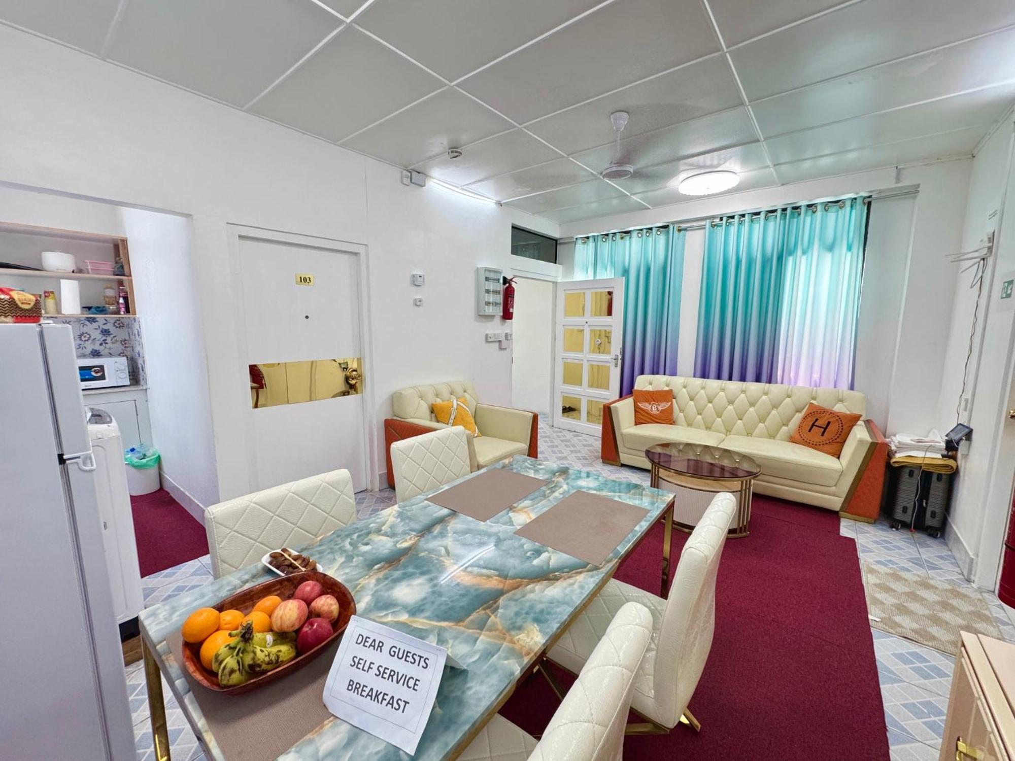 Ontrack Travel Apartment Male Bagian luar foto