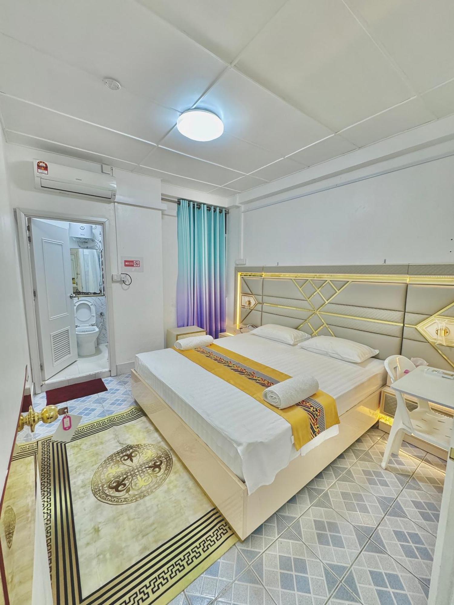 Ontrack Travel Apartment Male Bagian luar foto